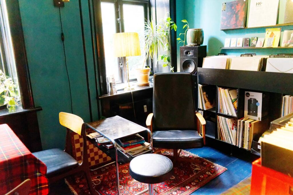 sort-kaffe-og-vinyl-10