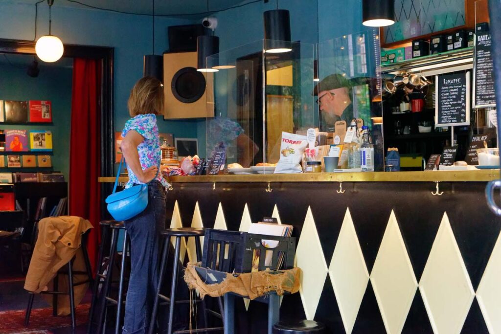 sort-kaffe-og-vinyl-20