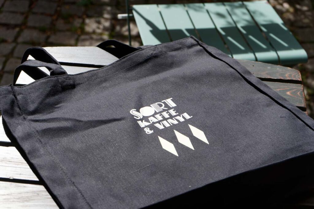 sort-kaffe-og-vinyl-24