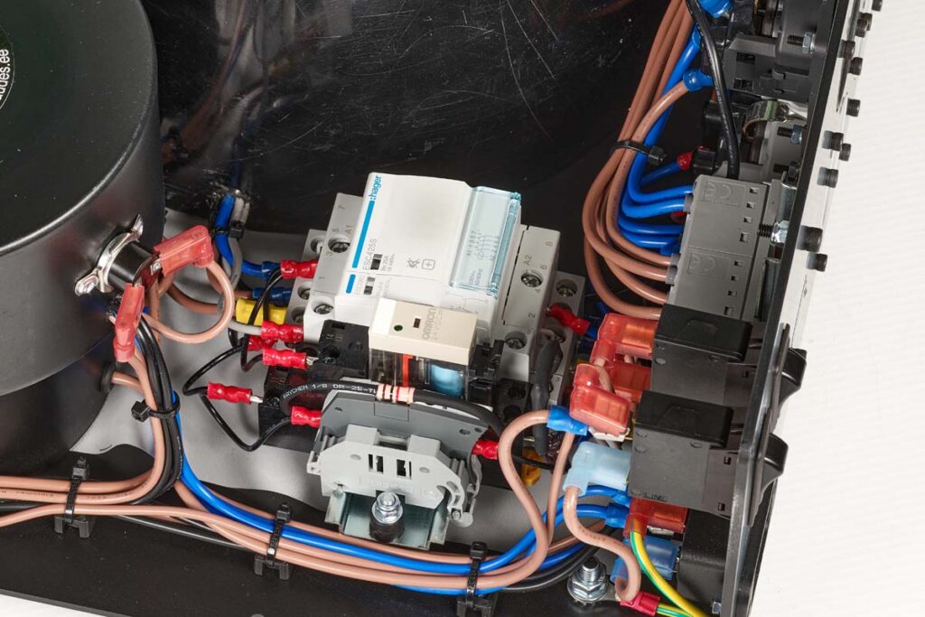 Audes TT-3200DC power conditioner